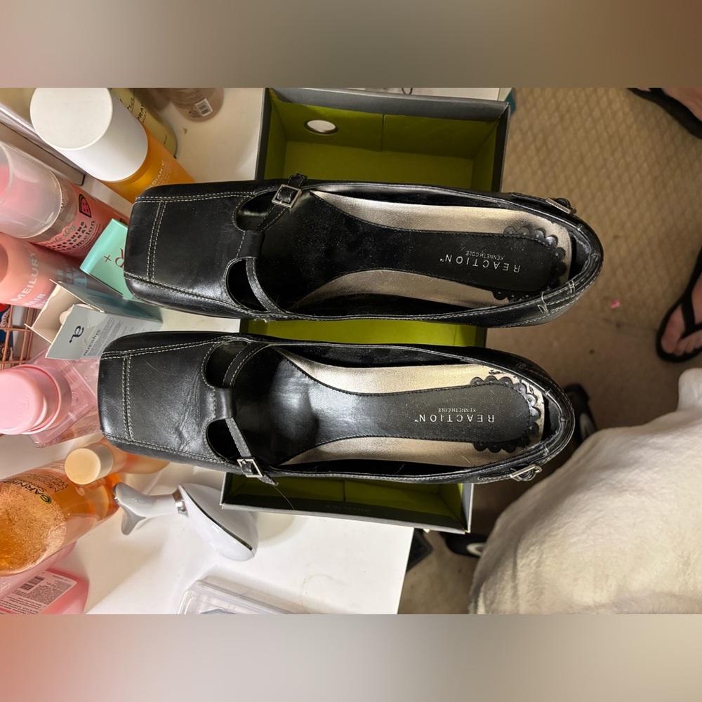 Kenneth Cole Reaction Black Flats